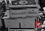 Immagine di Detriti lasciati dal Esercito Tedesco Ludwigslust Germania, 1945, secondo 15 filmato di repertorio 65675036712