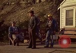Immagine di Il cambio di marcia in una miniera di carbone Pennsylvania USA, 1970, secondo 5 filmato di repertorio 65675036733