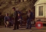 Immagine di Il cambio di marcia in una miniera di carbone Pennsylvania USA, 1970, secondo 7 filmato di repertorio 65675036733
