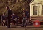 Immagine di Il cambio di marcia in una miniera di carbone Pennsylvania USA, 1970, secondo 8 filmato di repertorio 65675036733