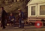 Immagine di Il cambio di marcia in una miniera di carbone Pennsylvania USA, 1970, secondo 9 filmato di repertorio 65675036733