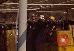 Immagine di Il cambio di marcia in una miniera di carbone Pennsylvania USA, 1970, secondo 48 filmato di repertorio 65675036733