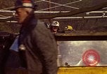 Immagine di Il cambio di marcia in una miniera di carbone Pennsylvania USA, 1970, secondo 52 filmato di repertorio 65675036733