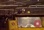 Immagine di Il cambio di marcia in una miniera di carbone Pennsylvania USA, 1970, secondo 53 filmato di repertorio 65675036733