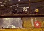 Immagine di Il cambio di marcia in una miniera di carbone Pennsylvania USA, 1970, secondo 56 filmato di repertorio 65675036733