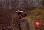 Immagine di Il cambio di marcia in una miniera di carbone Pennsylvania USA, 1970, secondo 58 filmato di repertorio 65675036733