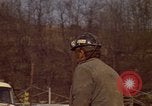 Immagine di Il cambio di marcia in una miniera di carbone Pennsylvania USA, 1970, secondo 59 filmato di repertorio 65675036733