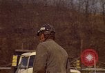 Immagine di Il cambio di marcia in una miniera di carbone Pennsylvania USA, 1970, secondo 60 filmato di repertorio 65675036733