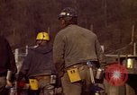 Immagine di Il cambio di marcia in una miniera di carbone Pennsylvania USA, 1970, secondo 62 filmato di repertorio 65675036733