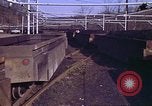 Immagine di Il carbone auto macchina di dumping Aliquippa Pennsylvania USA, 1970, secondo 5 filmato di repertorio 65675036734