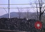 Immagine di Il carbone auto macchina di dumping Aliquippa Pennsylvania USA, 1970, secondo 37 filmato di repertorio 65675036734