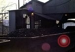 Immagine di Il carbone auto macchina di dumping Aliquippa Pennsylvania USA, 1970, secondo 45 filmato di repertorio 65675036734