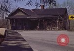 Immagine di Vecchia casa sulla strada Aliquippa Pennsylvania USA, 1970, secondo 6 filmato di repertorio 65675036736