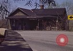 Immagine di Vecchia casa sulla strada Aliquippa Pennsylvania USA, 1970, secondo 8 filmato di repertorio 65675036736
