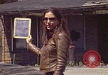 Immagine di Vecchia casa sulla strada Aliquippa Pennsylvania USA, 1970, secondo 10 filmato di repertorio 65675036736