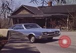 Immagine di Vecchia casa sulla strada Aliquippa Pennsylvania USA, 1970, secondo 14 filmato di repertorio 65675036736