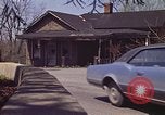Immagine di Vecchia casa sulla strada Aliquippa Pennsylvania USA, 1970, secondo 15 filmato di repertorio 65675036736