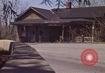 Immagine di Vecchia casa sulla strada Aliquippa Pennsylvania USA, 1970, secondo 16 filmato di repertorio 65675036736