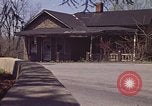 Immagine di Vecchia casa sulla strada Aliquippa Pennsylvania USA, 1970, secondo 17 filmato di repertorio 65675036736