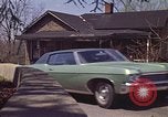 Immagine di Vecchia casa sulla strada Aliquippa Pennsylvania USA, 1970, secondo 19 filmato di repertorio 65675036736