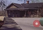 Immagine di Vecchia casa sulla strada Aliquippa Pennsylvania USA, 1970, secondo 20 filmato di repertorio 65675036736