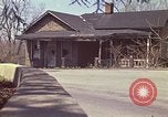 Immagine di Vecchia casa sulla strada Aliquippa Pennsylvania USA, 1970, secondo 21 filmato di repertorio 65675036736