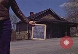 Immagine di Vecchia casa sulla strada Aliquippa Pennsylvania USA, 1970, secondo 22 filmato di repertorio 65675036736