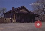 Immagine di Vecchia casa sulla strada Aliquippa Pennsylvania USA, 1970, secondo 23 filmato di repertorio 65675036736