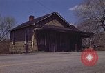 Immagine di Vecchia casa sulla strada Aliquippa Pennsylvania USA, 1970, secondo 24 filmato di repertorio 65675036736