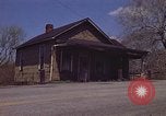 Immagine di Vecchia casa sulla strada Aliquippa Pennsylvania USA, 1970, secondo 25 filmato di repertorio 65675036736