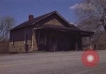 Immagine di Vecchia casa sulla strada Aliquippa Pennsylvania USA, 1970, secondo 26 filmato di repertorio 65675036736