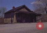 Immagine di Vecchia casa sulla strada Aliquippa Pennsylvania USA, 1970, secondo 28 filmato di repertorio 65675036736