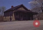 Immagine di Vecchia casa sulla strada Aliquippa Pennsylvania USA, 1970, secondo 29 filmato di repertorio 65675036736