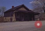 Immagine di Vecchia casa sulla strada Aliquippa Pennsylvania USA, 1970, secondo 30 filmato di repertorio 65675036736