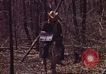 Immagine di Enumeratore censimento Aliquippa Pennsylvania USA, 1970, secondo 22 filmato di repertorio 65675036737