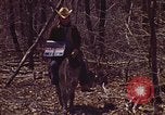 Immagine di Enumeratore censimento Aliquippa Pennsylvania USA, 1970, secondo 23 filmato di repertorio 65675036737