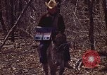 Immagine di Enumeratore censimento Aliquippa Pennsylvania USA, 1970, secondo 29 filmato di repertorio 65675036737