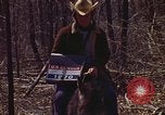 Immagine di Enumeratore censimento Aliquippa Pennsylvania USA, 1970, secondo 36 filmato di repertorio 65675036737
