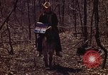Immagine di Enumeratore censimento Aliquippa Pennsylvania USA, 1970, secondo 43 filmato di repertorio 65675036737
