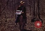 Immagine di Enumeratore censimento Aliquippa Pennsylvania USA, 1970, secondo 45 filmato di repertorio 65675036737