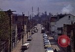 Image quartier près Steel mill Aliquippa Pennsylvania USA, 1970, de la seconde 13 séquences d'archives historiques vidéo 65675036743