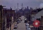 Image quartier près Steel mill Aliquippa Pennsylvania USA, 1970, de la seconde 15 séquences d'archives historiques vidéo 65675036743