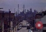 Image quartier près Steel mill Aliquippa Pennsylvania USA, 1970, de la seconde 17 séquences d'archives historiques vidéo 65675036743