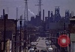 Image quartier près Steel mill Aliquippa Pennsylvania USA, 1970, de la seconde 20 séquences d'archives historiques vidéo 65675036743