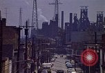 Image quartier près Steel mill Aliquippa Pennsylvania USA, 1970, de la seconde 26 séquences d'archives historiques vidéo 65675036743