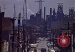 Image quartier près Steel mill Aliquippa Pennsylvania USA, 1970, de la seconde 27 séquences d'archives historiques vidéo 65675036743