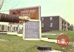 Immagine di Affissioni per Brunswick Apartments Gary Indiana USA, 1970, secondo 8 filmato di repertorio 65675036749