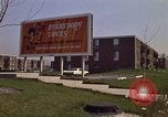 Immagine di Affissioni per Brunswick Apartments Gary Indiana USA, 1970, secondo 10 filmato di repertorio 65675036749