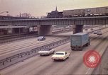Image de routes à circulation dense Chicago Illinois USA, 1970, de la seconde 30 séquences d'archives historiques vidéo 65675036752