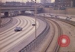 Image de routes à circulation dense Chicago Illinois USA, 1970, de la seconde 53 séquences d'archives historiques vidéo 65675036752